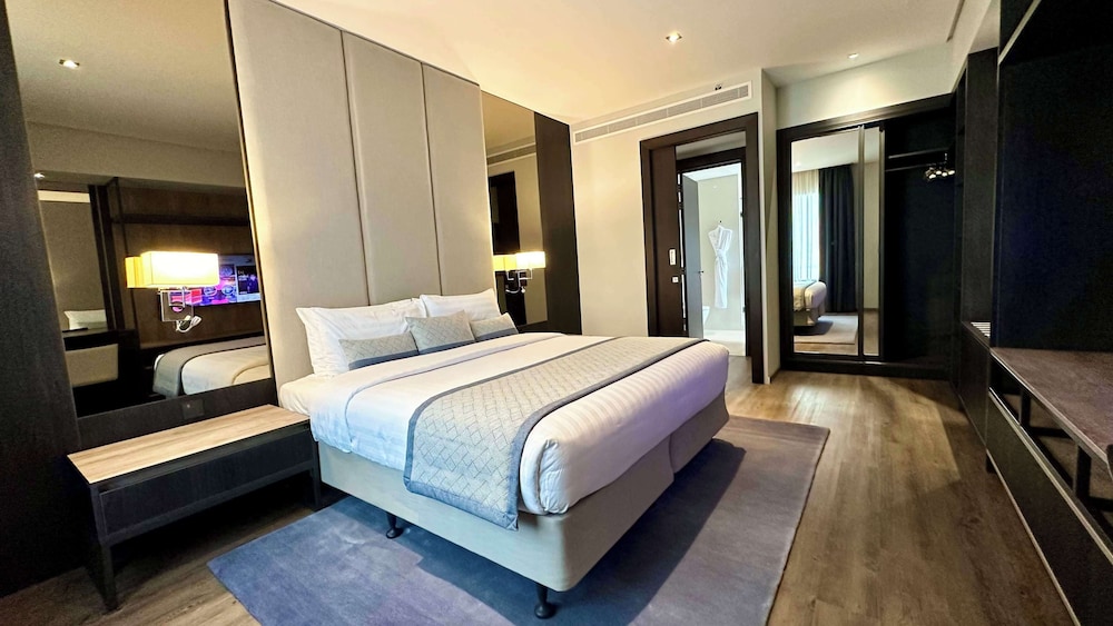 Premium Suite, 1 King Bed, Non Smoking, Kitchen (Separate Living Room, Full Kitchen) - Photo 1