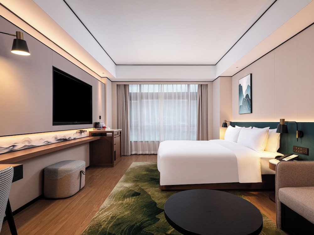 Superior Room, 1 King Bed photo 3