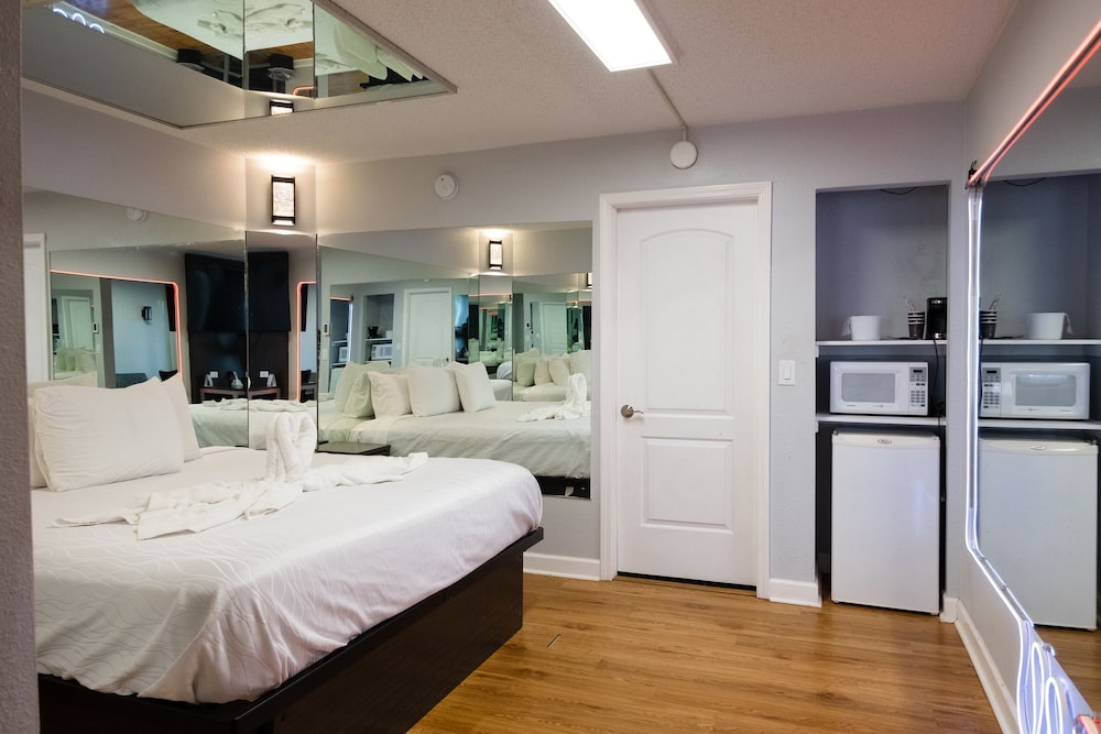 Romantic Room, 1 King Bed - Photo 10