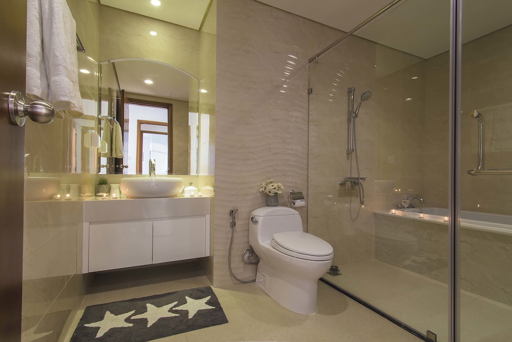 Three-Bedroom Apartment with Balcony and City View photo 2
