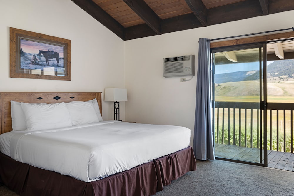 Superior Suite, 1 King Bed, Kitchenette photo 1