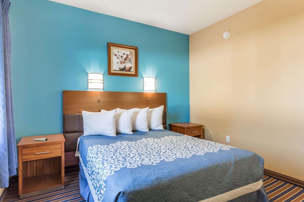 Studio Suite, 1 King Bed, Non Smoking - Photo 1