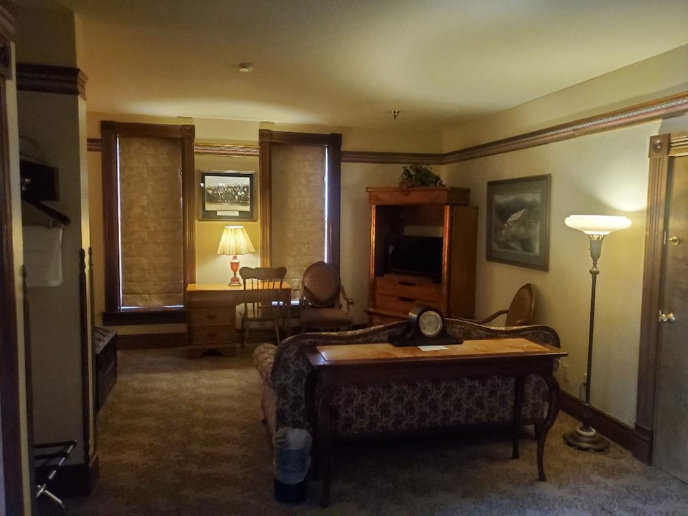 Suite, 1 King Bed, Jetted Tub