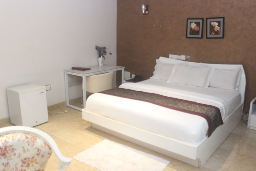 Business Room, 1 King Bed, Non Smoking photo 2