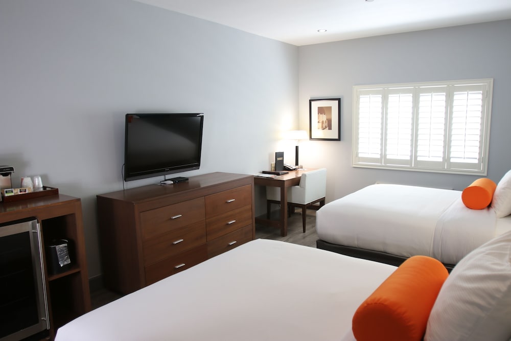 Standard Room, 2 Queen Beds, Non Smoking photo 2
