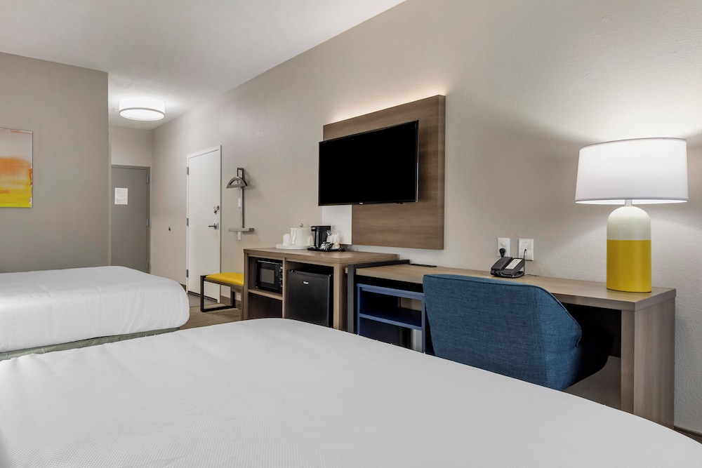 Room, 2 Queen Beds, Accessible, Non Smoking (Roll-in Shower) photo 2