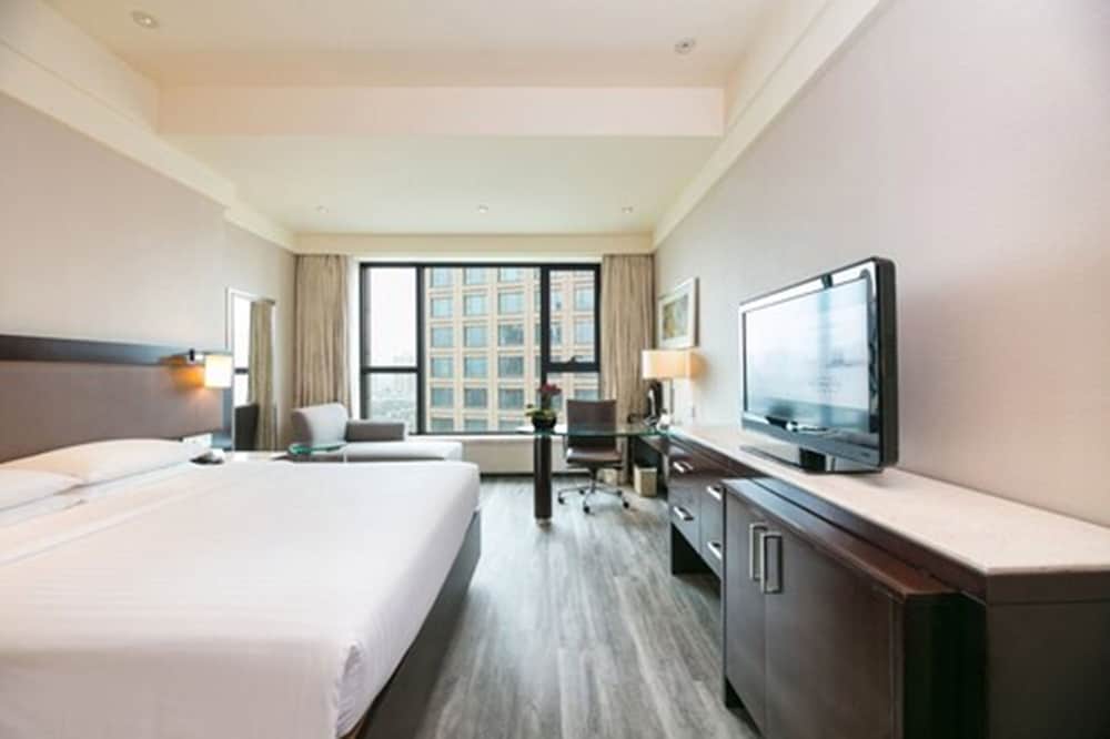 Premier Twin Room, 2 Double Beds, City View - Photo 4