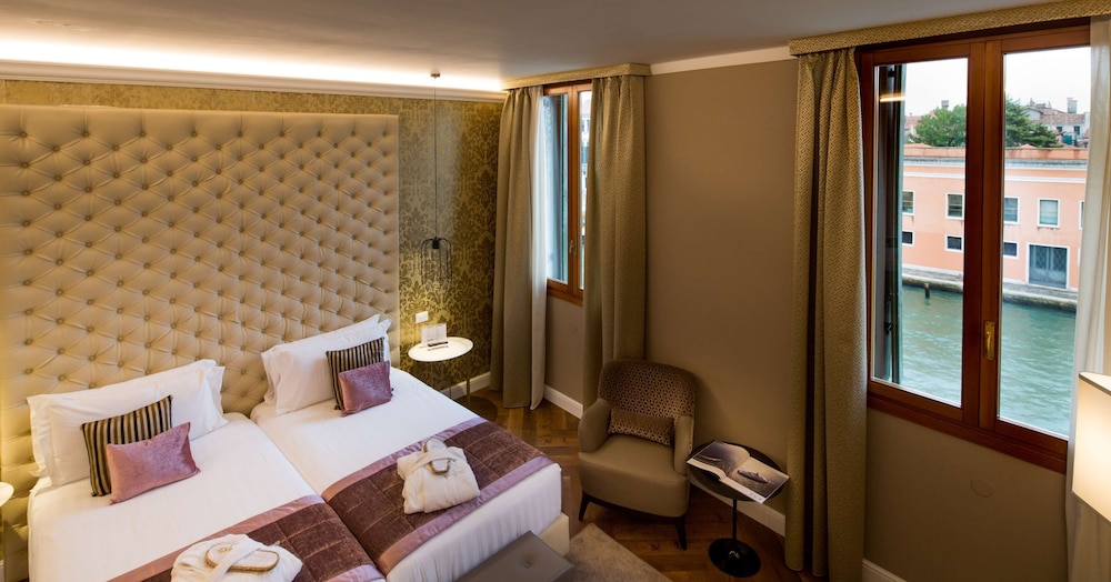 Deluxe Room, 1 Queen Bed with Sofa bed, Non Smoking, Canal View (with Sofabed) photo 3