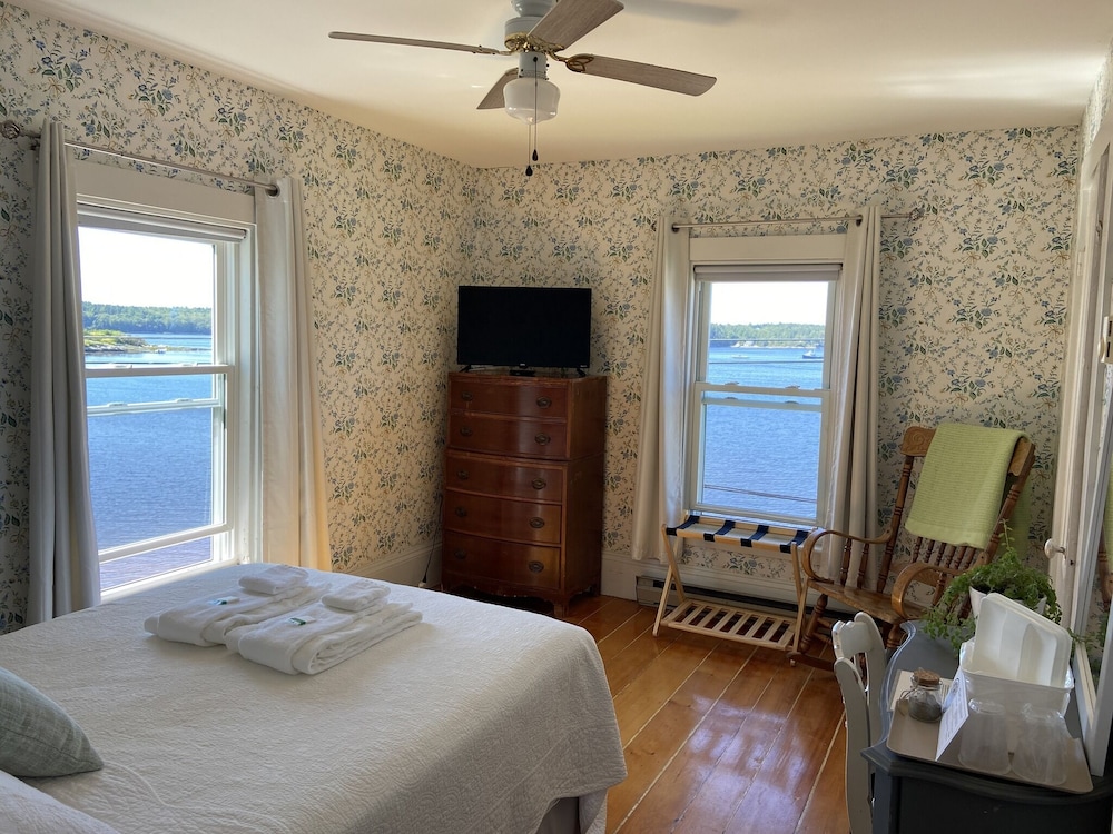 Traditional Room, 1 Queen Bed, Bay View, Beachside photo 2