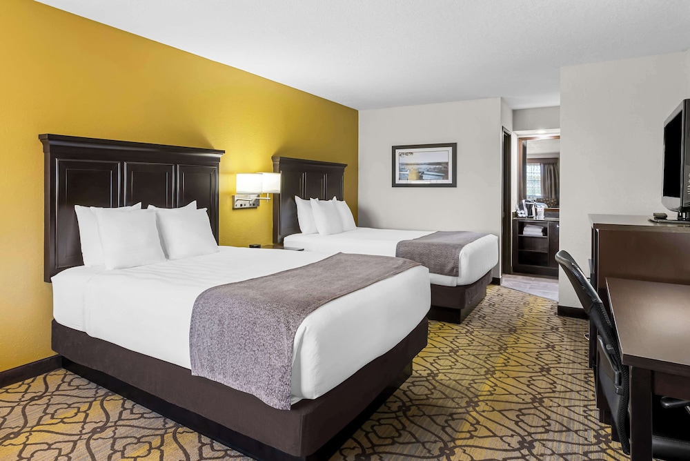 Standard Room, 2 Queen Beds, Non Smoking, Refrigerator - Photo 3