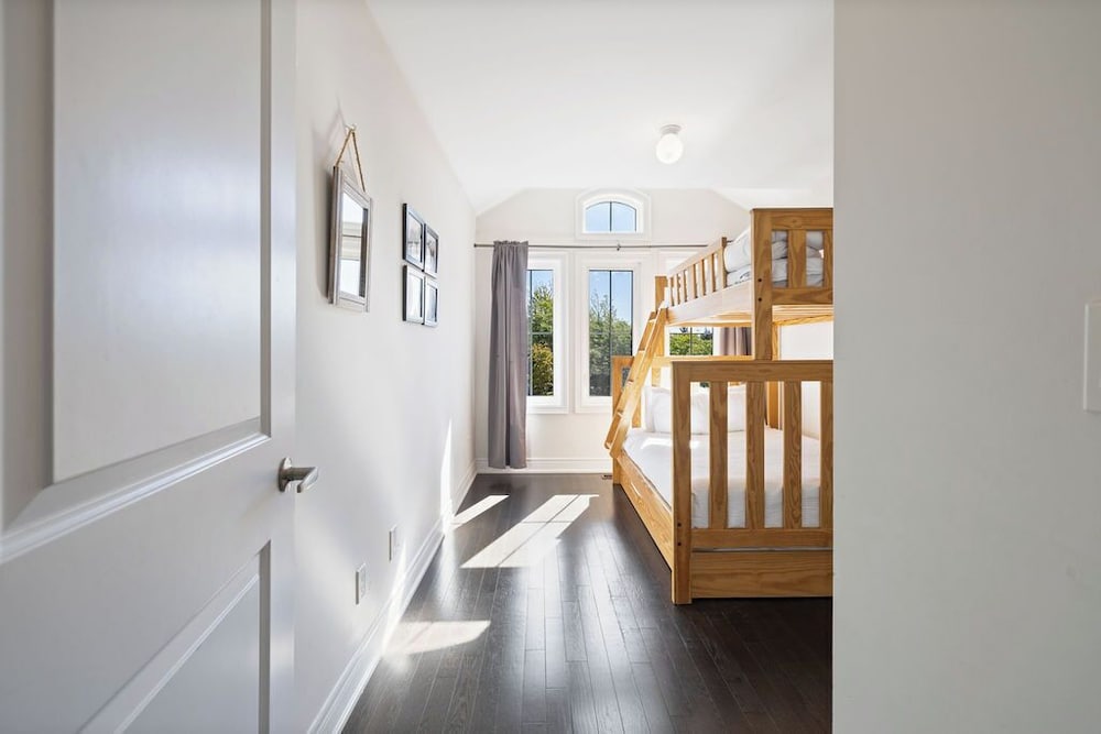 Premier Townhome, 3 Bedrooms (31 Snowbridge - Pet Friendly) photo 2