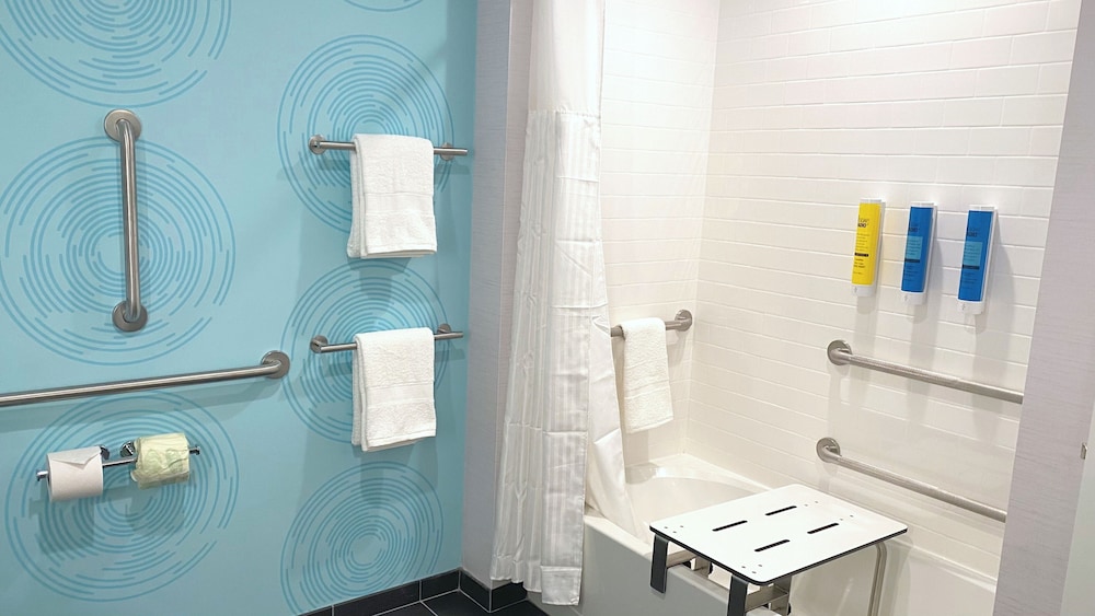 Room, 2 Queen Beds, Accessible, Bathtub - Photo 4