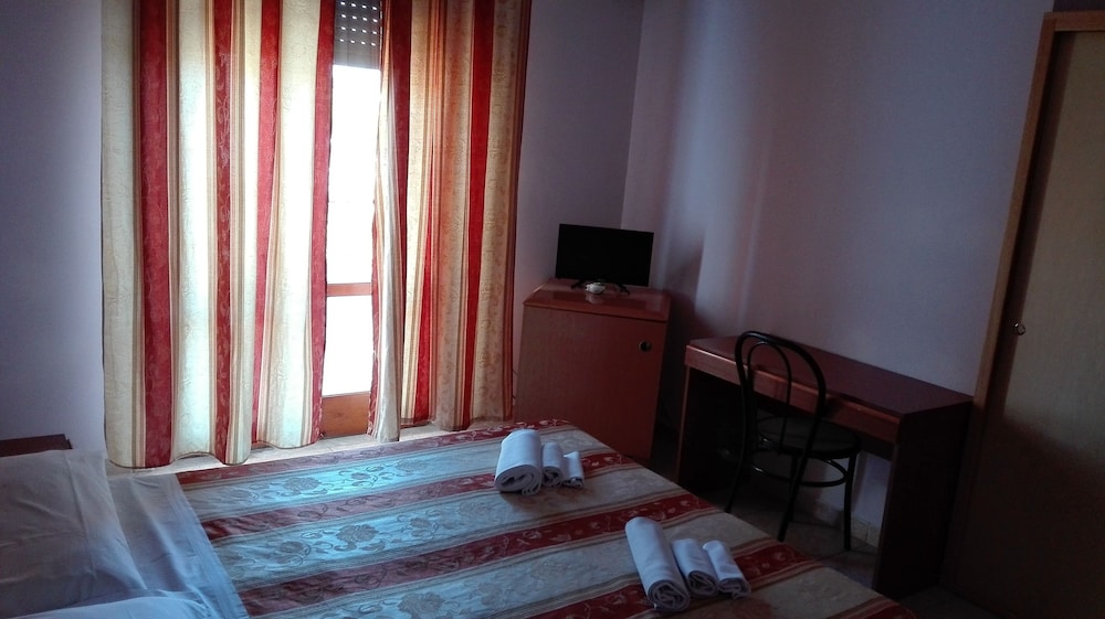 CAMERA ECONOMY VISTA MARE FRONTALE photo 2