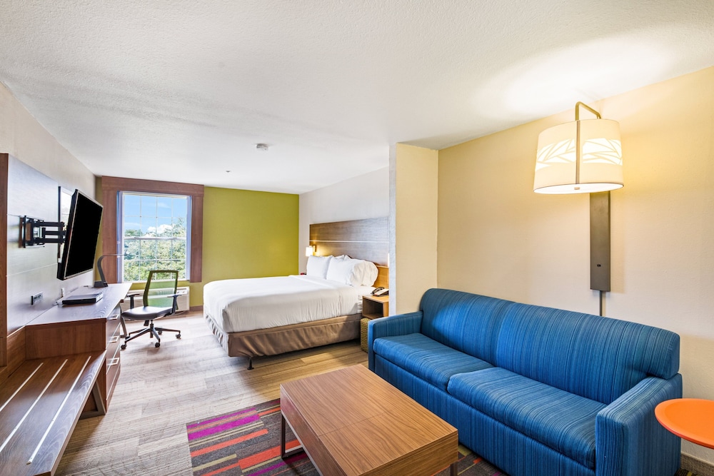 Suite, 1 King Bed - Photo 2