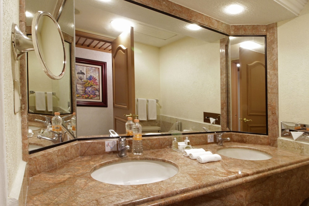 Premium Room, 2 Queen Beds - Photo 6