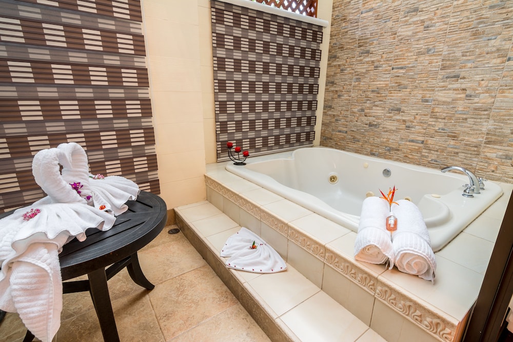Romantic Villa, Jetted Tub - Photo 6