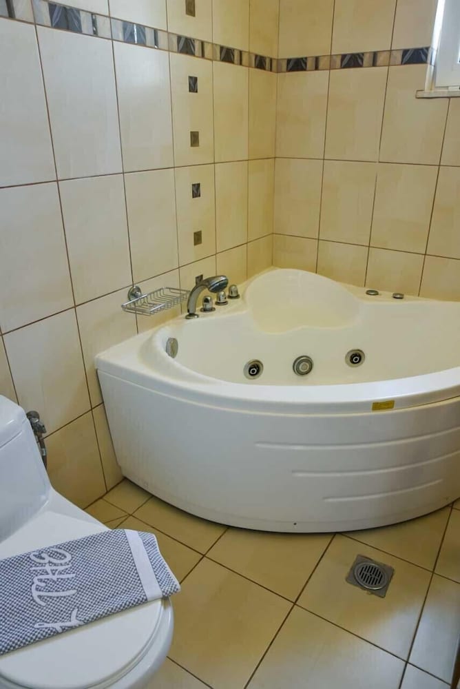 SUITE WITH PRIVATE PLUNGE POOL thumbnail 5