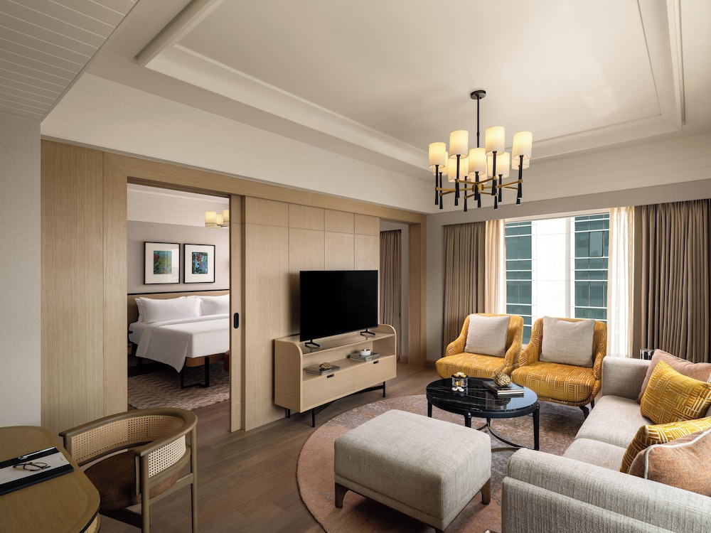 PRESIDENTIAL SUITE WITH 1 KING BED - LOUNGE ACCESS WITH COCKTAIL HOURS & ONE WAY AIRPORT TRANS