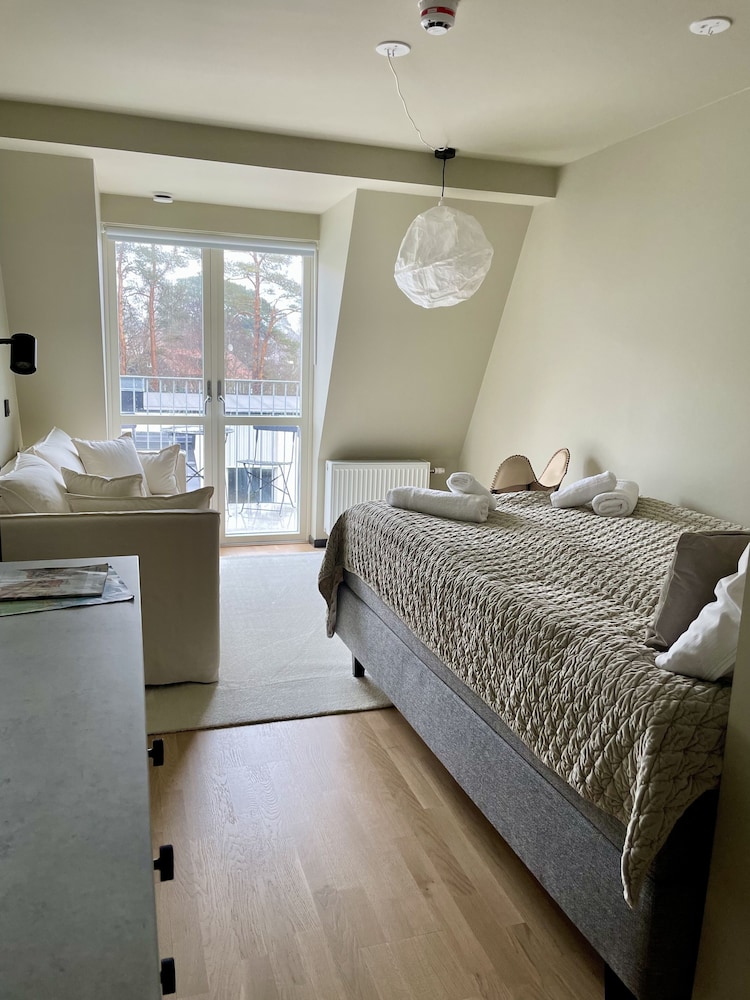 Gardenview Studio (1206)