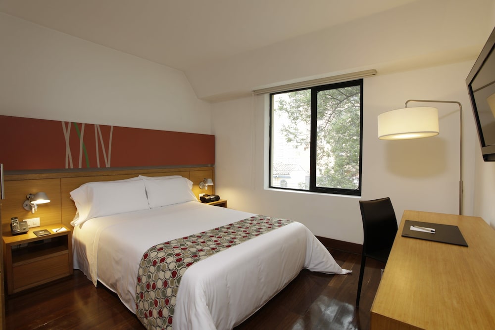 Standard Room, 1 Queen Bed - Photo 7