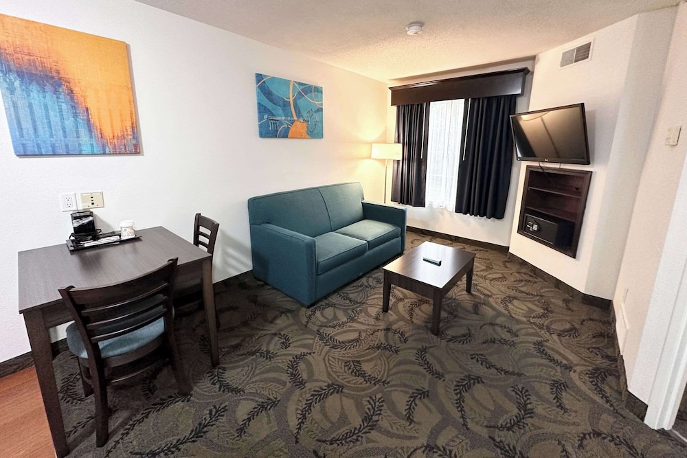 Suite, 1 Queen Bed, Non Smoking - Photo 3