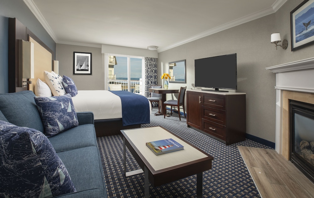 Deluxe Room, 1 King Bed, Balcony, Ocean View photo 1