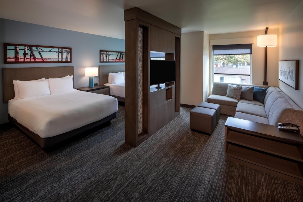 Room, 1 King Bed (Space Needle View) photo 2