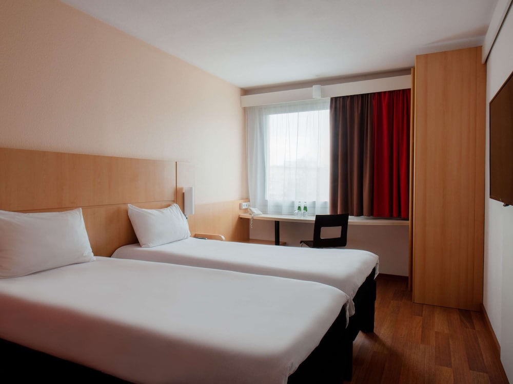 Standard Room, 2 Twin Beds - Photo 1