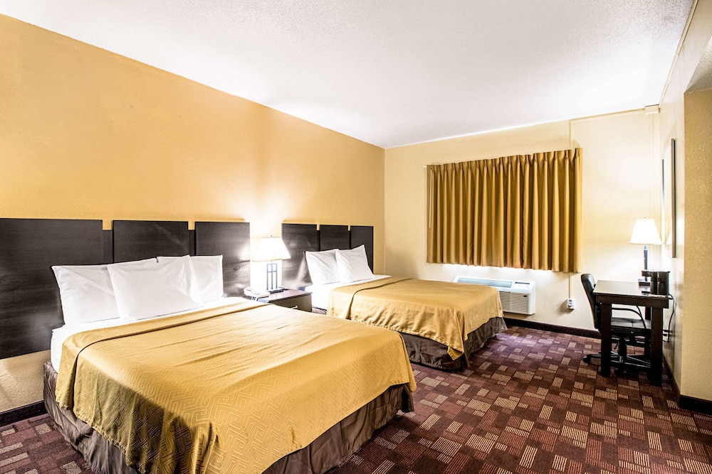 Standard Room, 2 Queen Beds, Non Smoking (Pet Friendly) photo 1