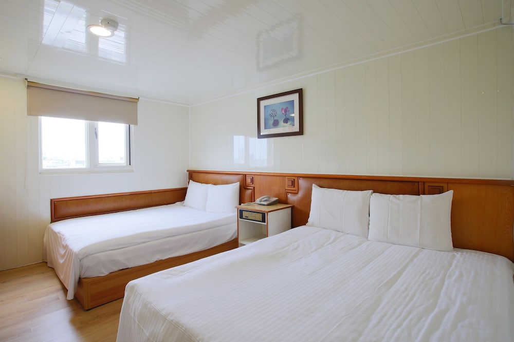 Standard Quadruple Room, 2 Double Beds photo 3