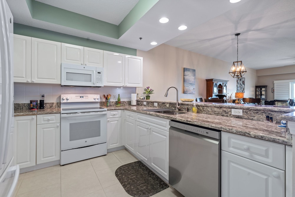 Sunny 3BR Condo Steps to Beach Pool NSB FL, 사진 27