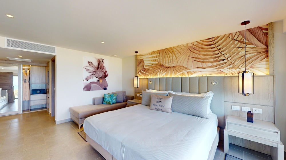 Luxury Presidential Beach Front Walkout One Bedroom Suite Diamond Club