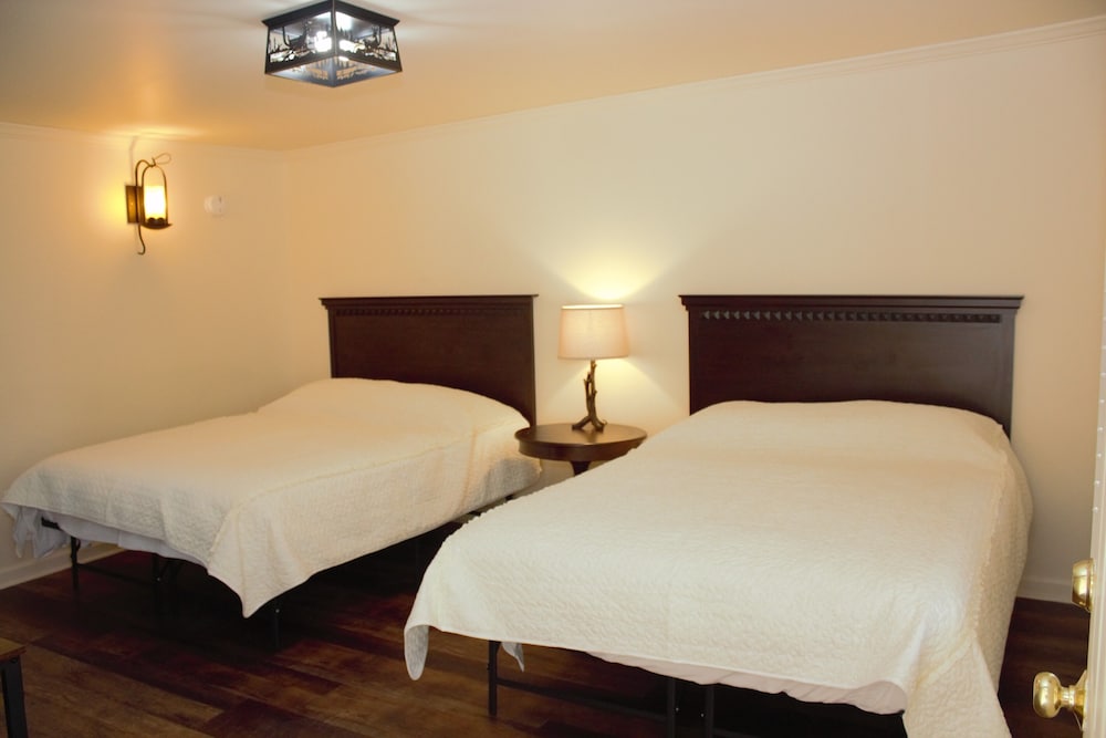 Standard Room, 2 Queen Beds, Non Smoking, Mountain View photo 3