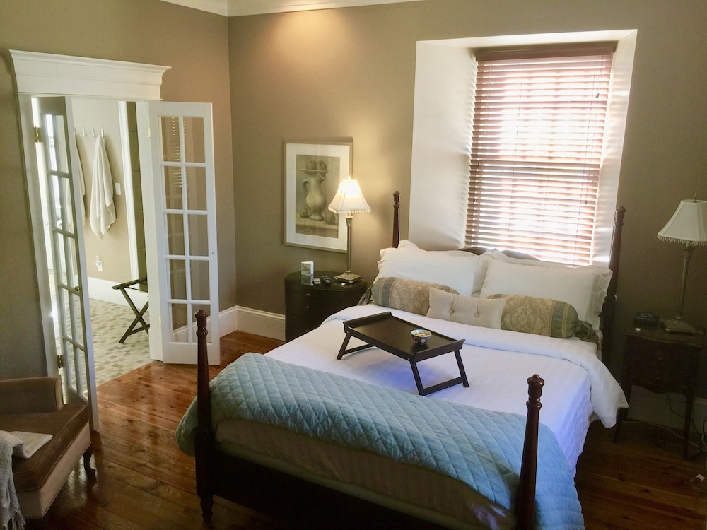 Premium Suite, 1 Queen Bed, Private Bathroom photo 3
