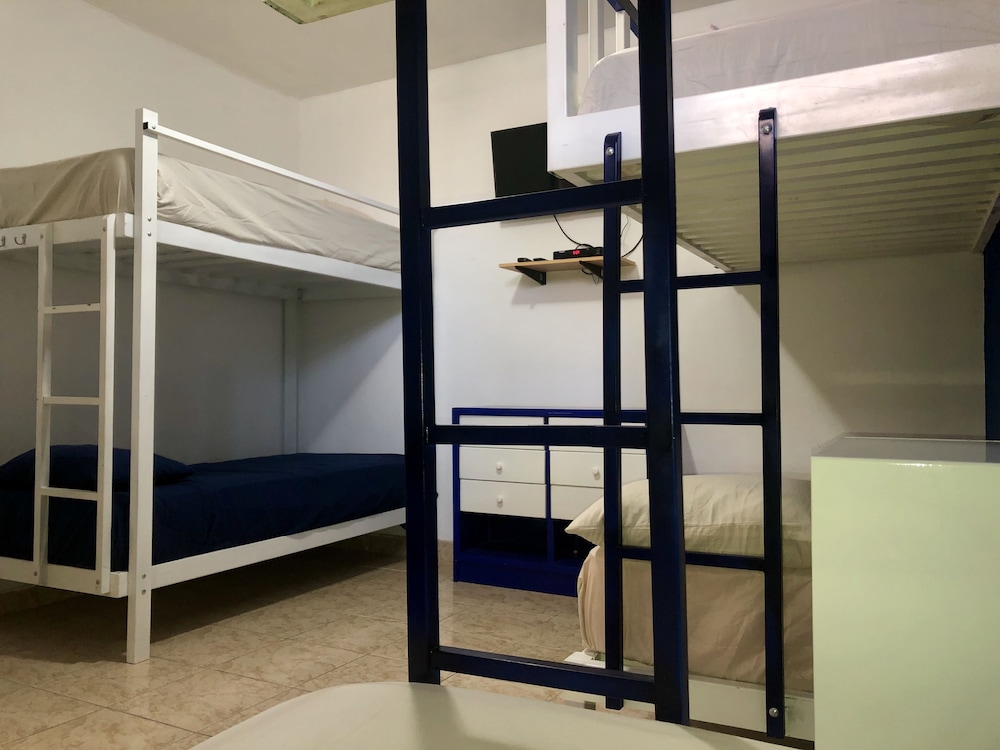 Room, Multiple Beds, Private Bathroom (Six Beds) photo 2