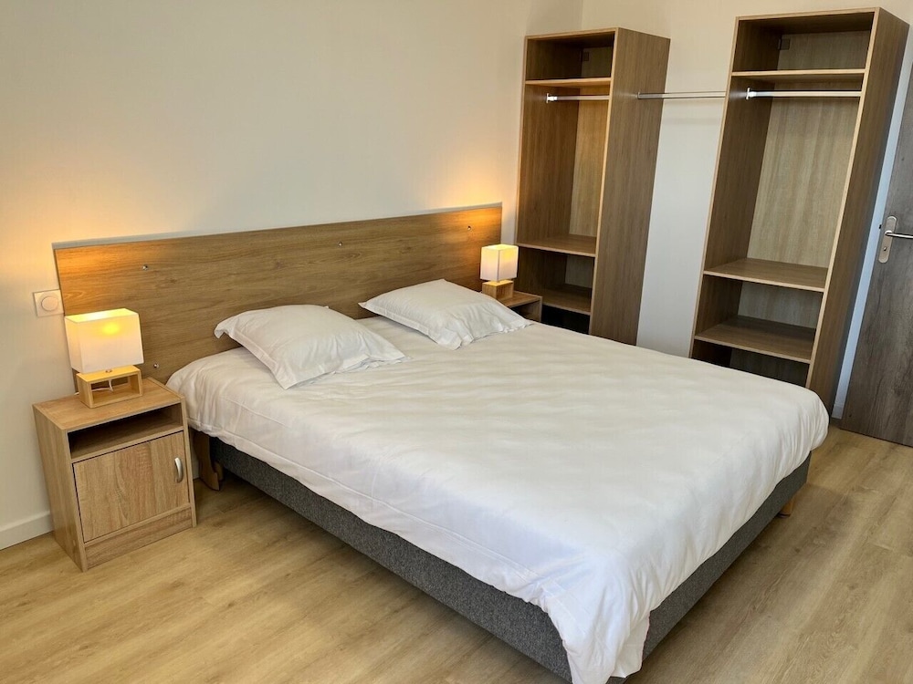 Senior Apartment, 1 Queen Bed with Sofa bed, Accessible Bathtub