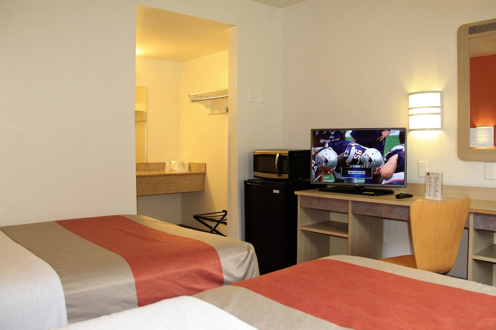 Deluxe Suite, 2 Queen Beds, Non Smoking, Refrigerator & Microwave - Photo 3
