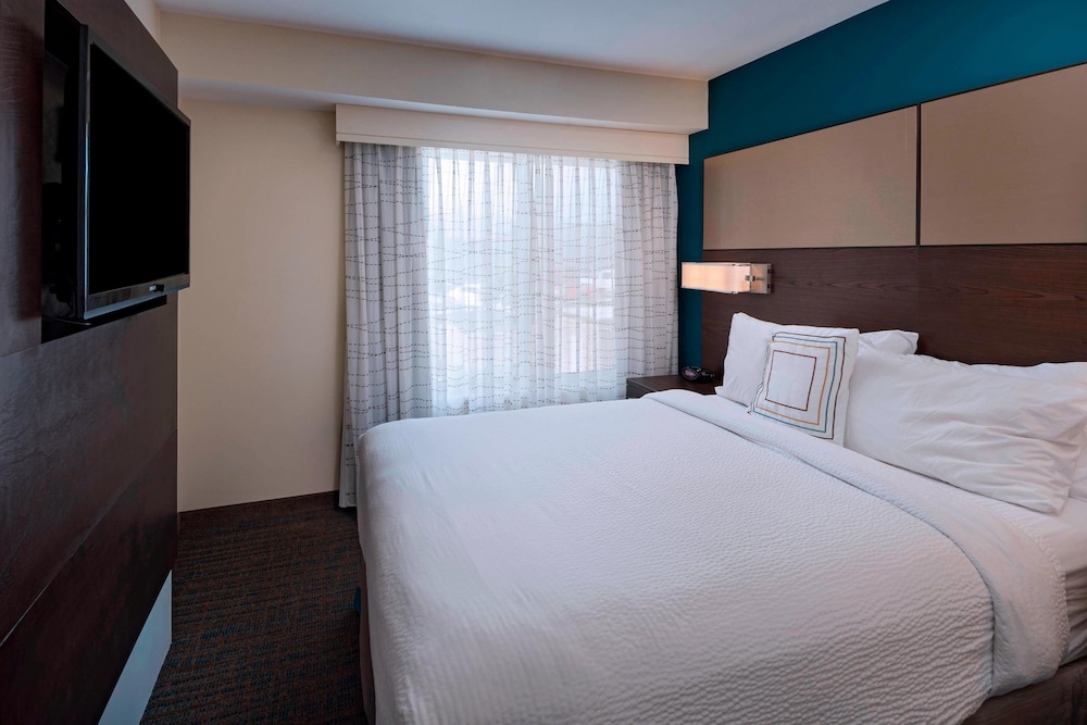 Suite, 2 Bedrooms (Mobility Accessible, Roll-In Shower) photo 2