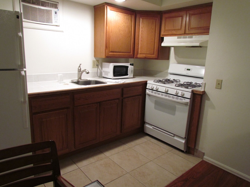 Deluxe Room, 1 Queen Bed, Kitchenette photo 2