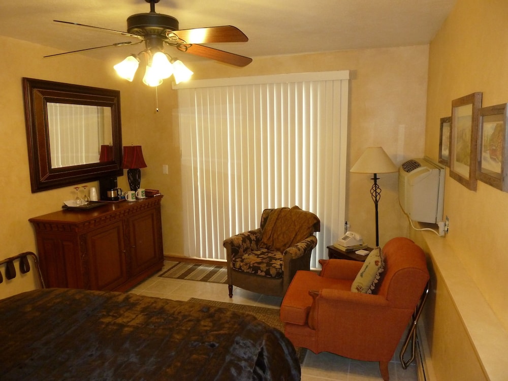Room, 1 Queen Bed, Private Bathroom, Ground Floor (Blacktail Mountain) photo 3