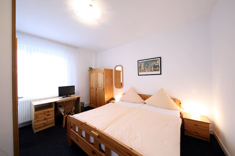 Double Room, Non Smoking - Photo 5