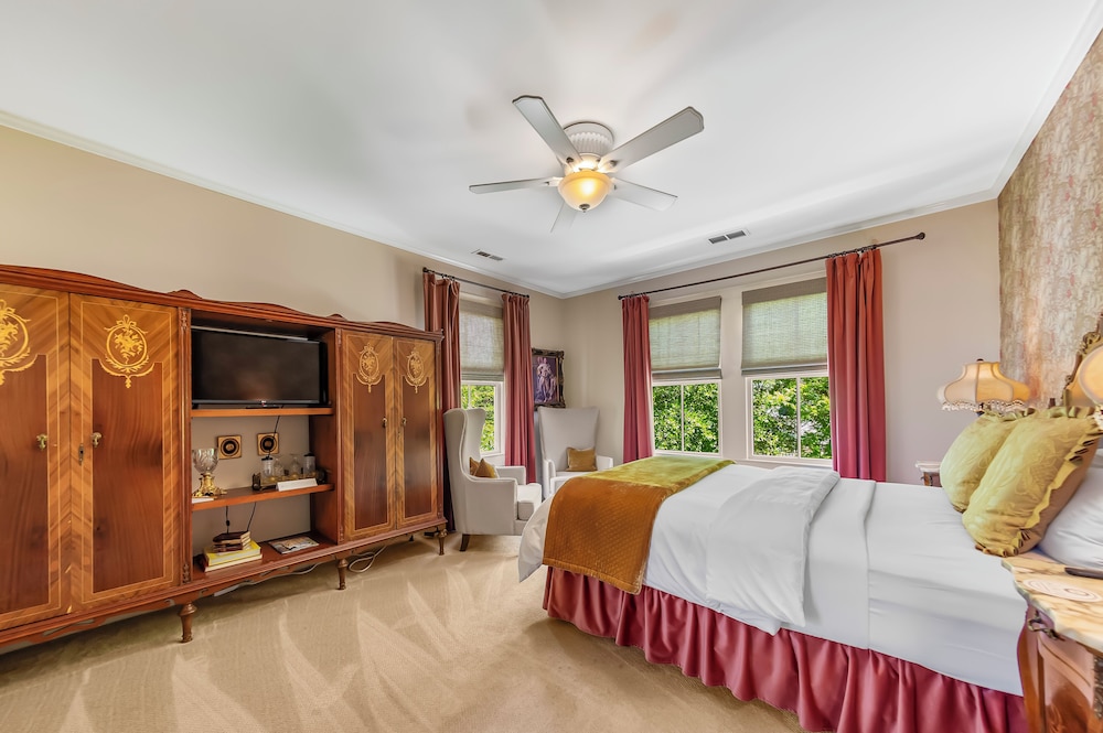 Deluxe Room, 1 Queen Bed, Private Bathroom (The King George III Suite) photo 2