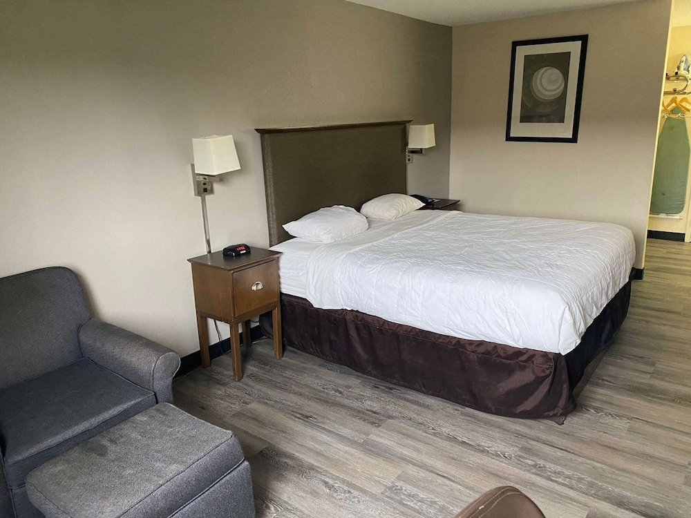 Standard Room, 1 King Bed, Non Smoking - Photo 2