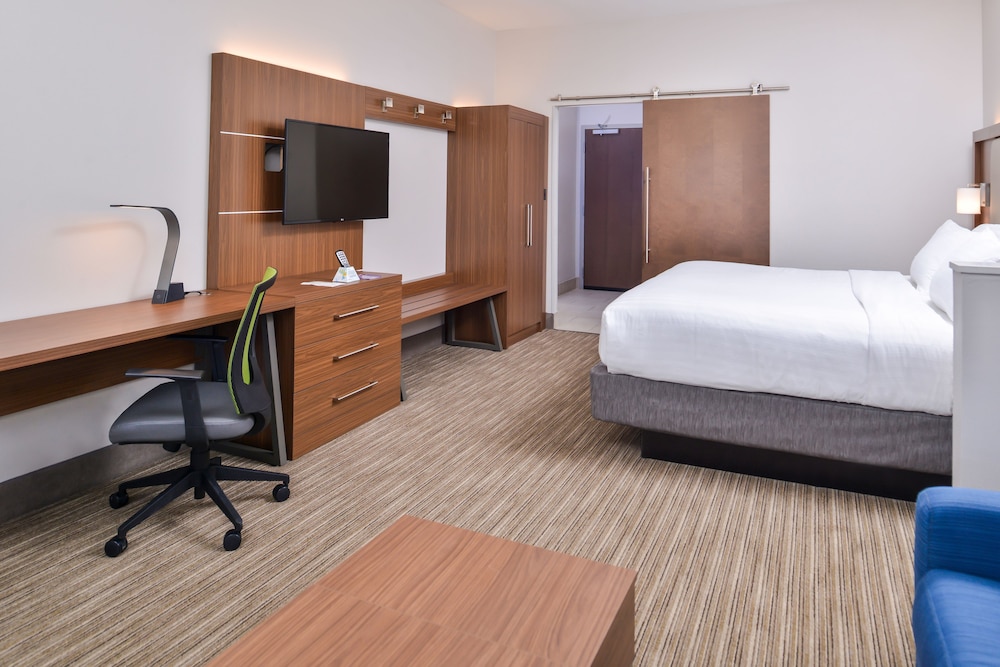 Suite, 1 King Bed with Sofa bed photo 2