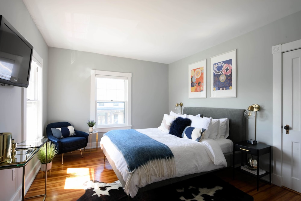 Queen Suite #3 photo 1