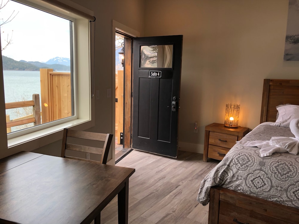 Suite, 1 King Bed, Accessible, Lake View photo 3