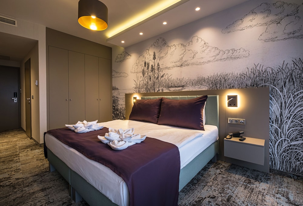 Premium Double or Twin Room, Partial Lake View photo 1