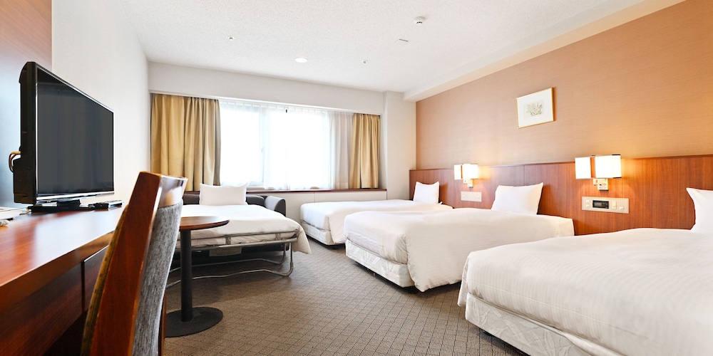 Quadruple Room, Smoking