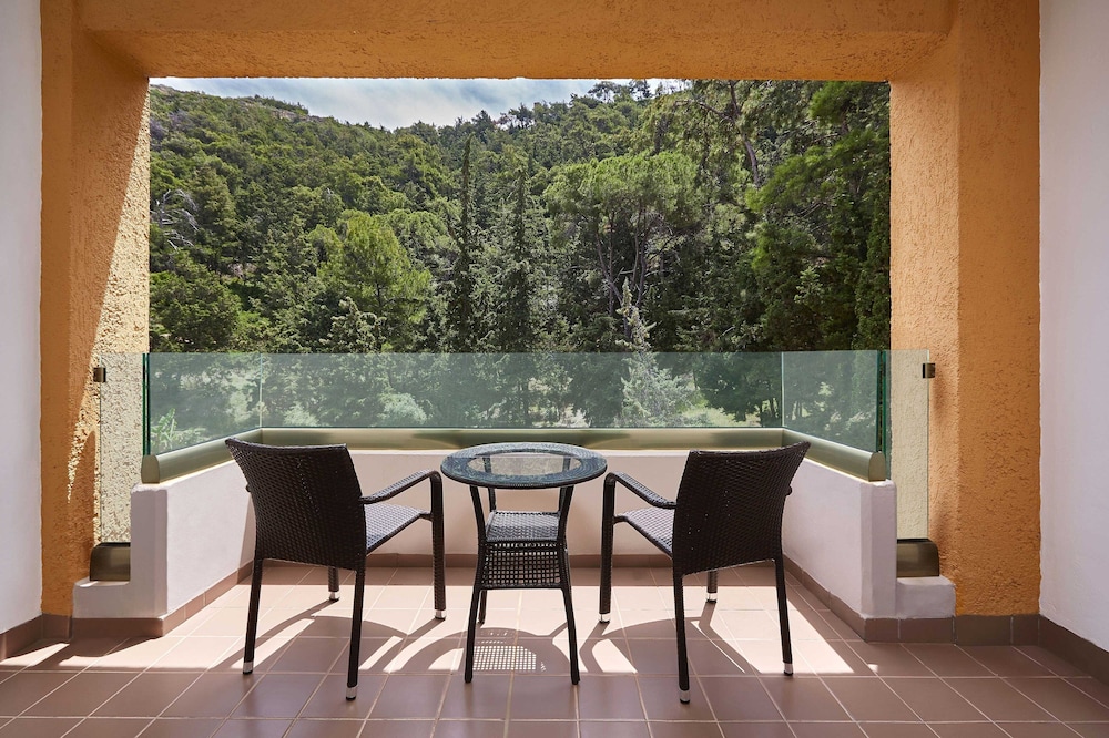 Classic Room, 2 Twin Beds, Balcony, Mountain View