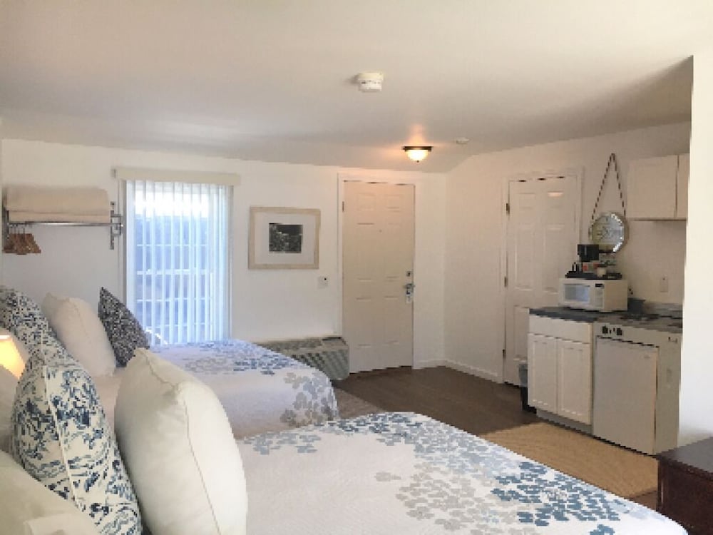 Premium Cottage, Private Bathroom (2 Queens w/Kitchenette ) photo 3